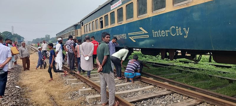 রেলওয়ে কারখানায় আনার পথে একটি বগি লাইনচ্যুত হয়। আজ শনিবার বেলা তিনটার দিকে নীলফামারীর সৈয়দপুর রেলস্টেশনের কাছে